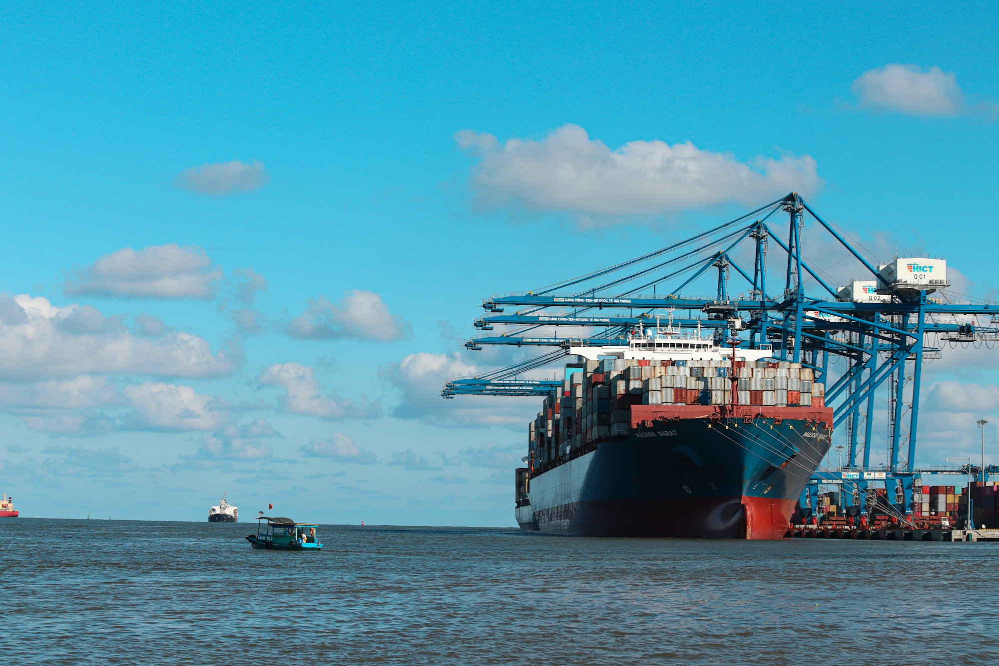 Container vessel alongside terminal cranes